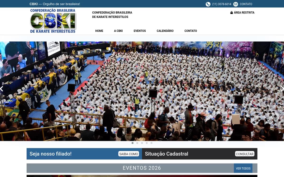 Site da CBKI, Confederação Brasileira de Karate Interestilos, com foto de um campeonato lotado e os blocos de filiação, situação cadastral e eventos.